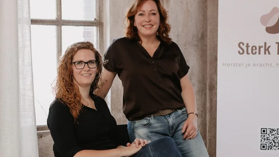 Claudia Bastiaansen en Ina Mulder samen in de studio, voor een banner van Sterk Terug