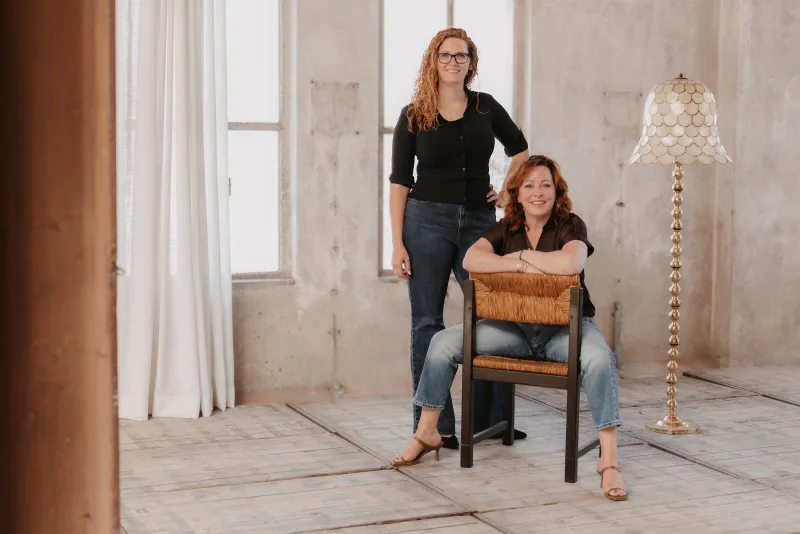 Claudia Bastiaansen en Ina Mulder samen in de studio
