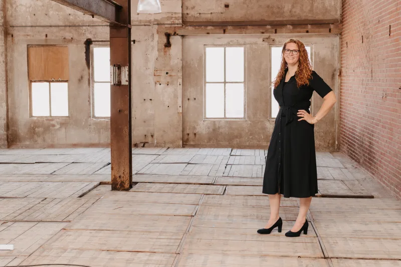 Ina Mulder in een industriële ruimte